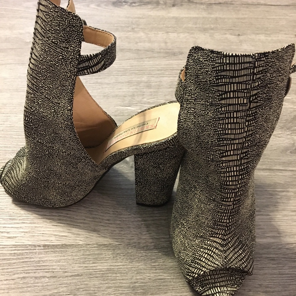 Kristin Cavallari black/white wedges